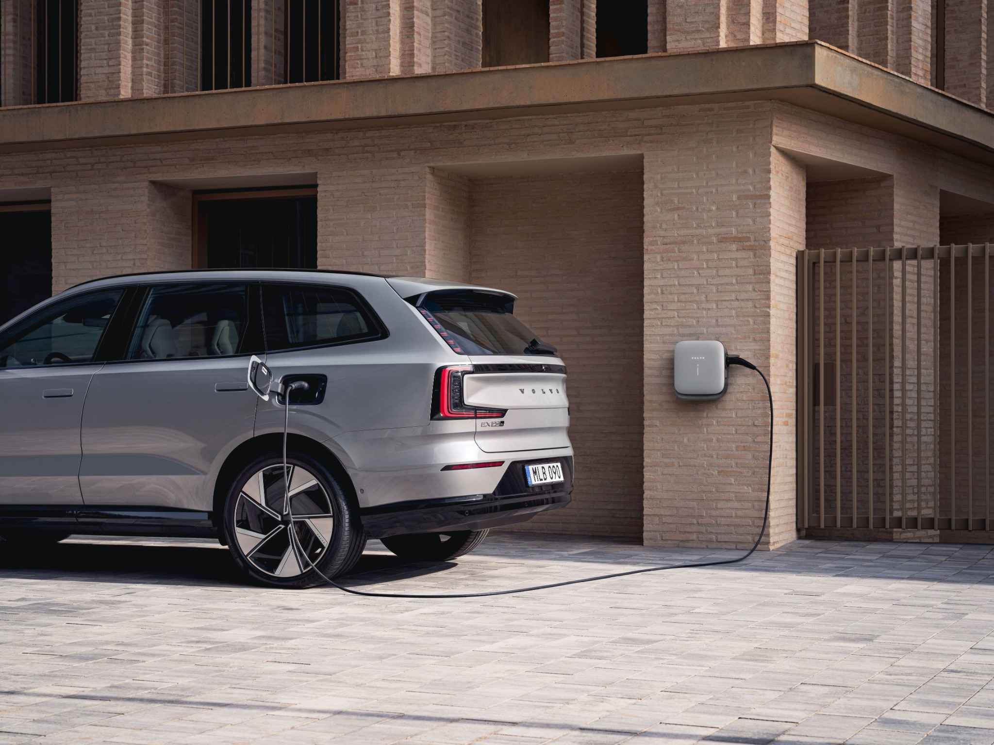 Volvo EX90 оновлюється: нові функції безпеки незабаром